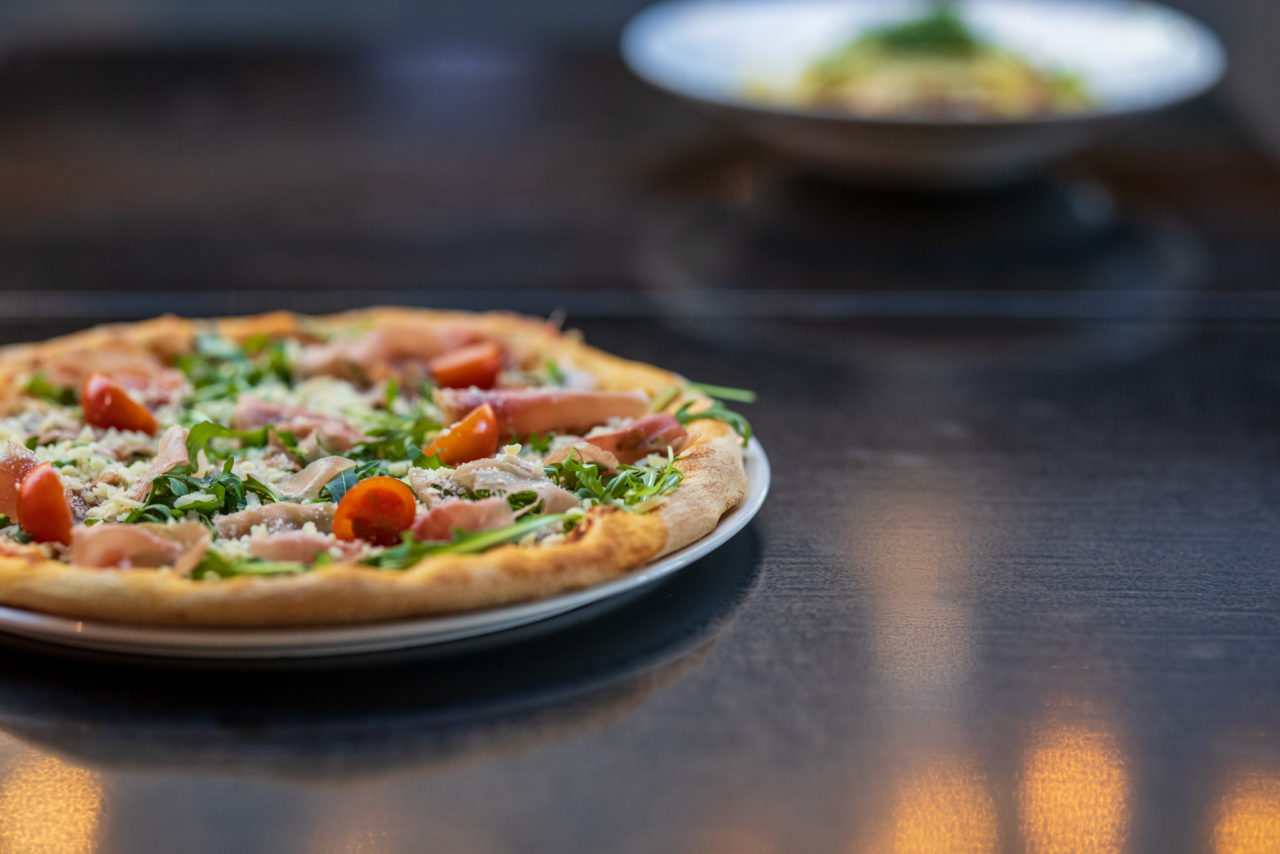 Pizza och pasta från italienska restaurangen La Pasta Veloce