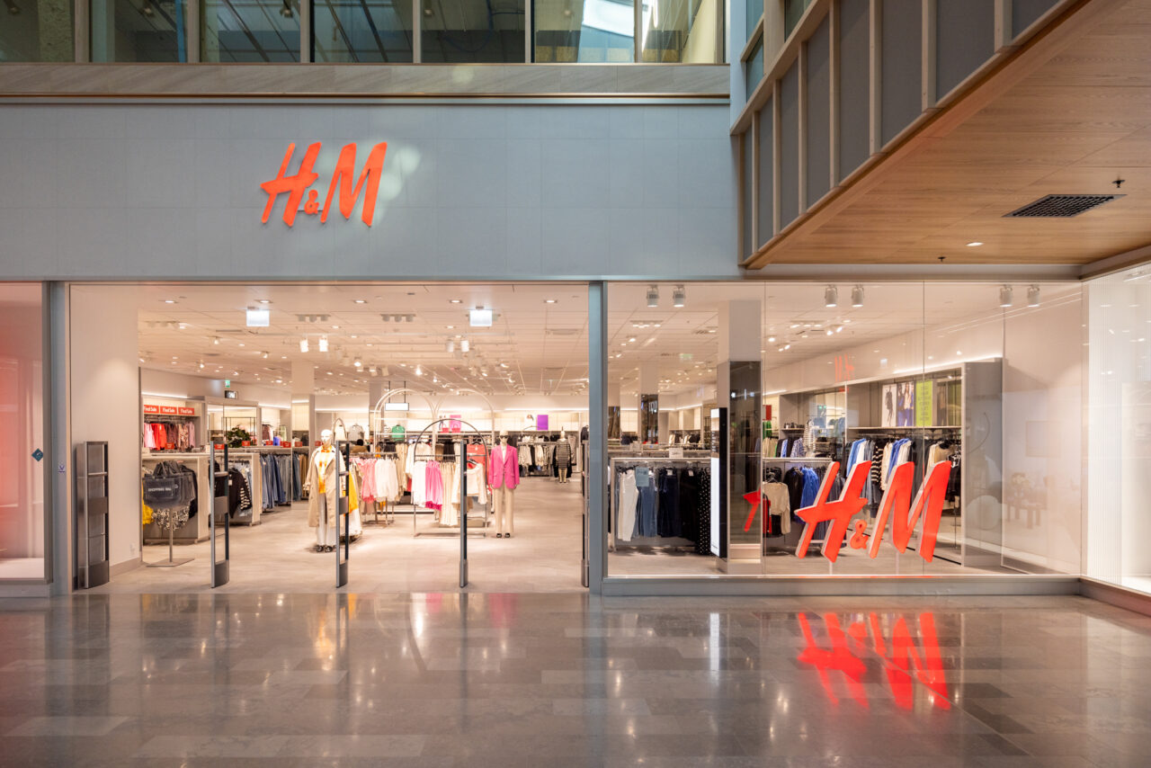 Entré till mode- och inredningsbutiken H&M