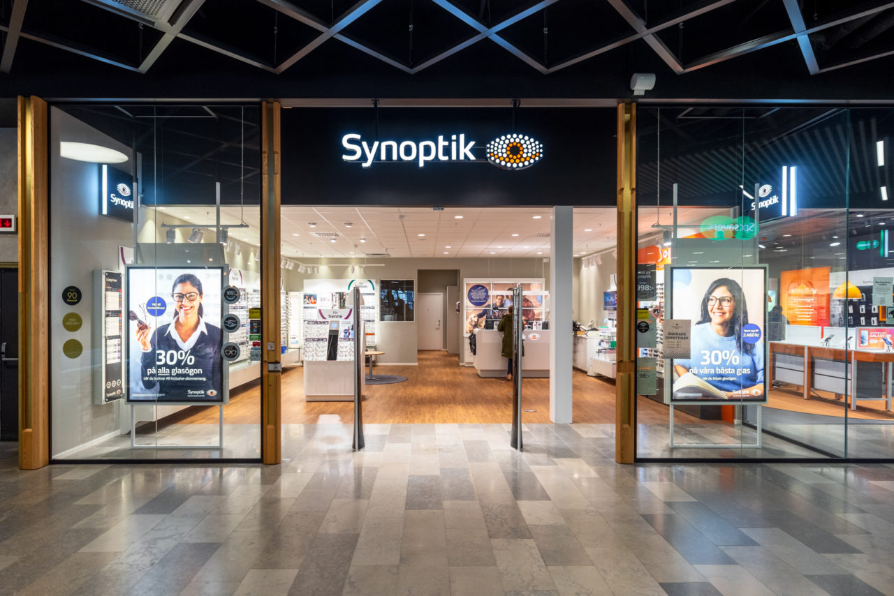 Entré till glasögonbutiken Synoptik, plan 1