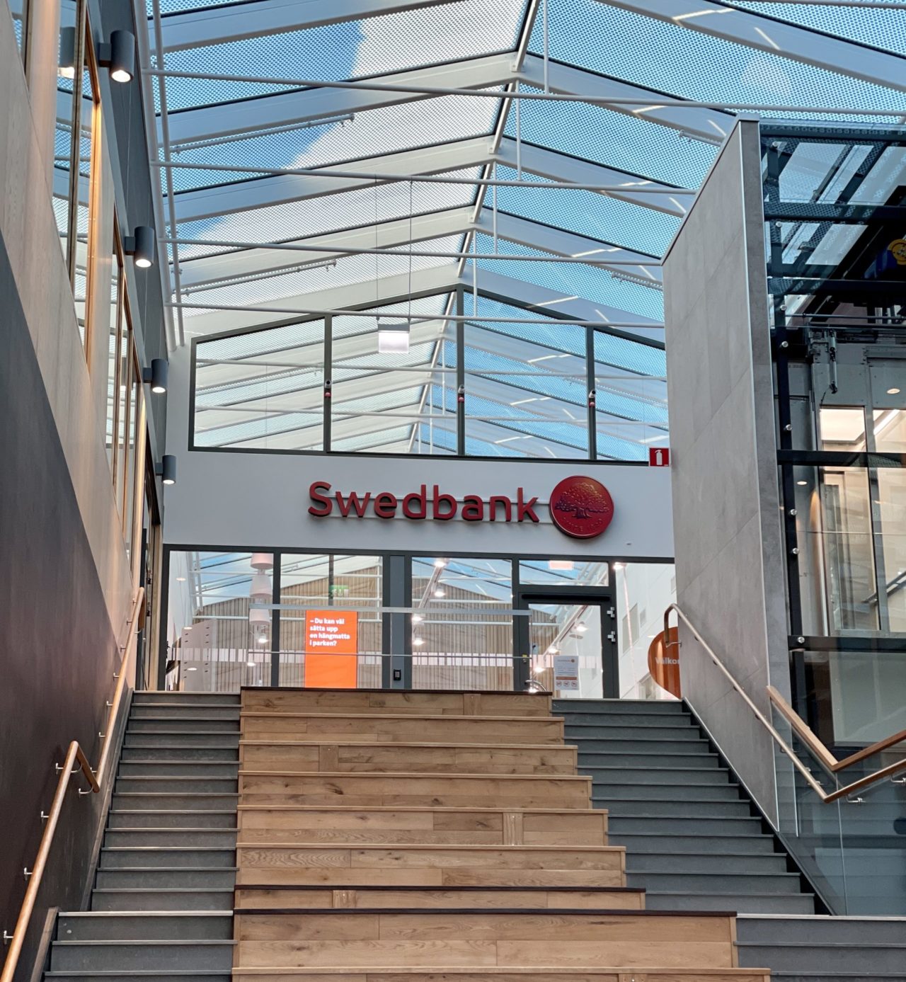 Entré till Swedbank en trappa upp från plan 2. Hiss på höger sida om trappan.