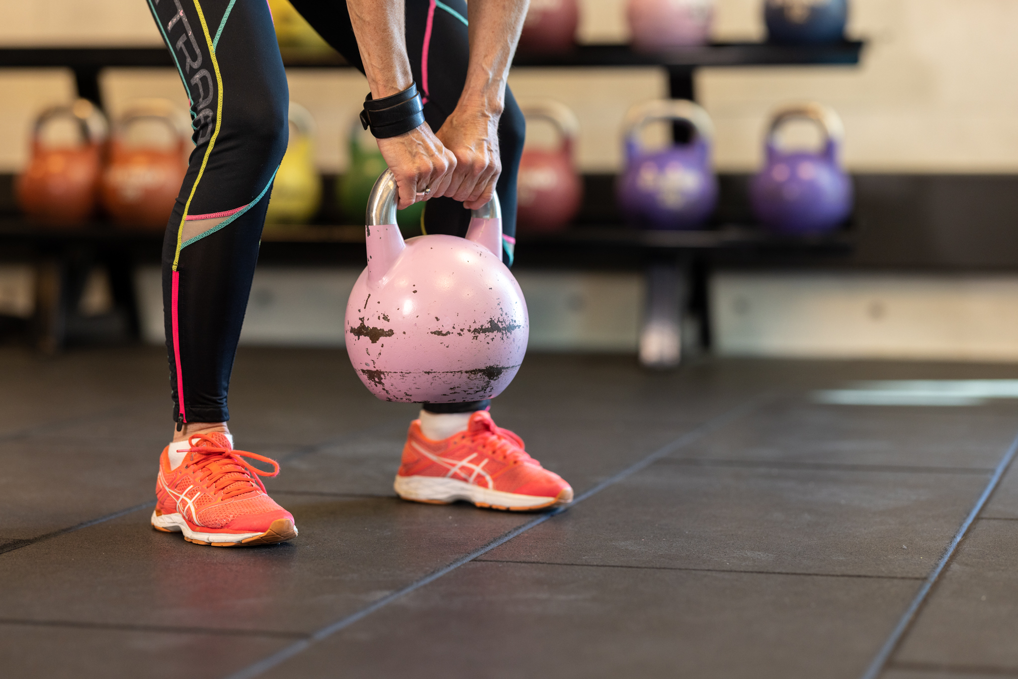 En person tränar med en kettlebell på gym