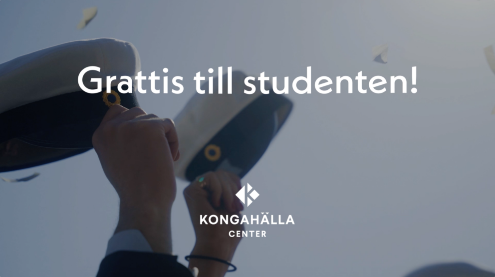 Grattis till alla som tar studenten! En person viftar med sin studentmössa