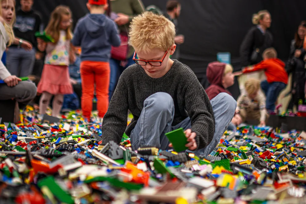 Pojke leker i LEGO hav