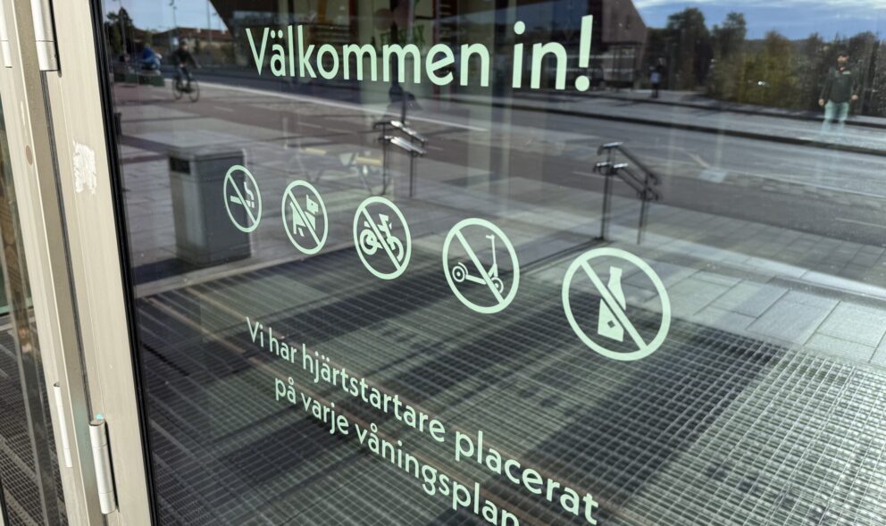 Bild på entrédörr med hänvisning att elsparkcykel ej får tas in i centret.