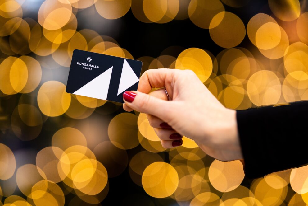Hand håller upp presentkort på Kongahälla Center.