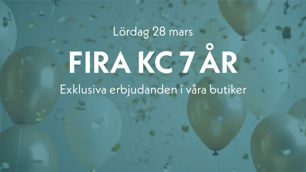 Grön bakgrund med ballonger och konfetti. Texten Lördag 28 mars, Fira KC 7 år, exklusiva erbjudanden i våra butiker