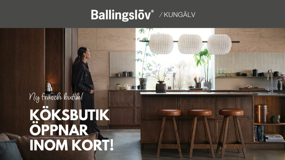 Kvinna står och ser ut genom fönstret i ett kök