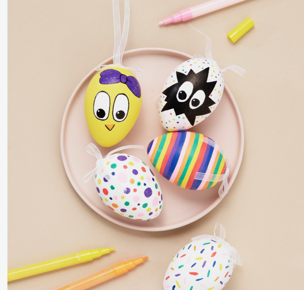 Målade påskägg placerade på en tallrik
