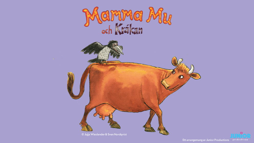 Mamma Mu och kråkan. Kråkan sitter på mamma mus rygg och ovanför dom står en text med "Mamma mu och Kråkan"