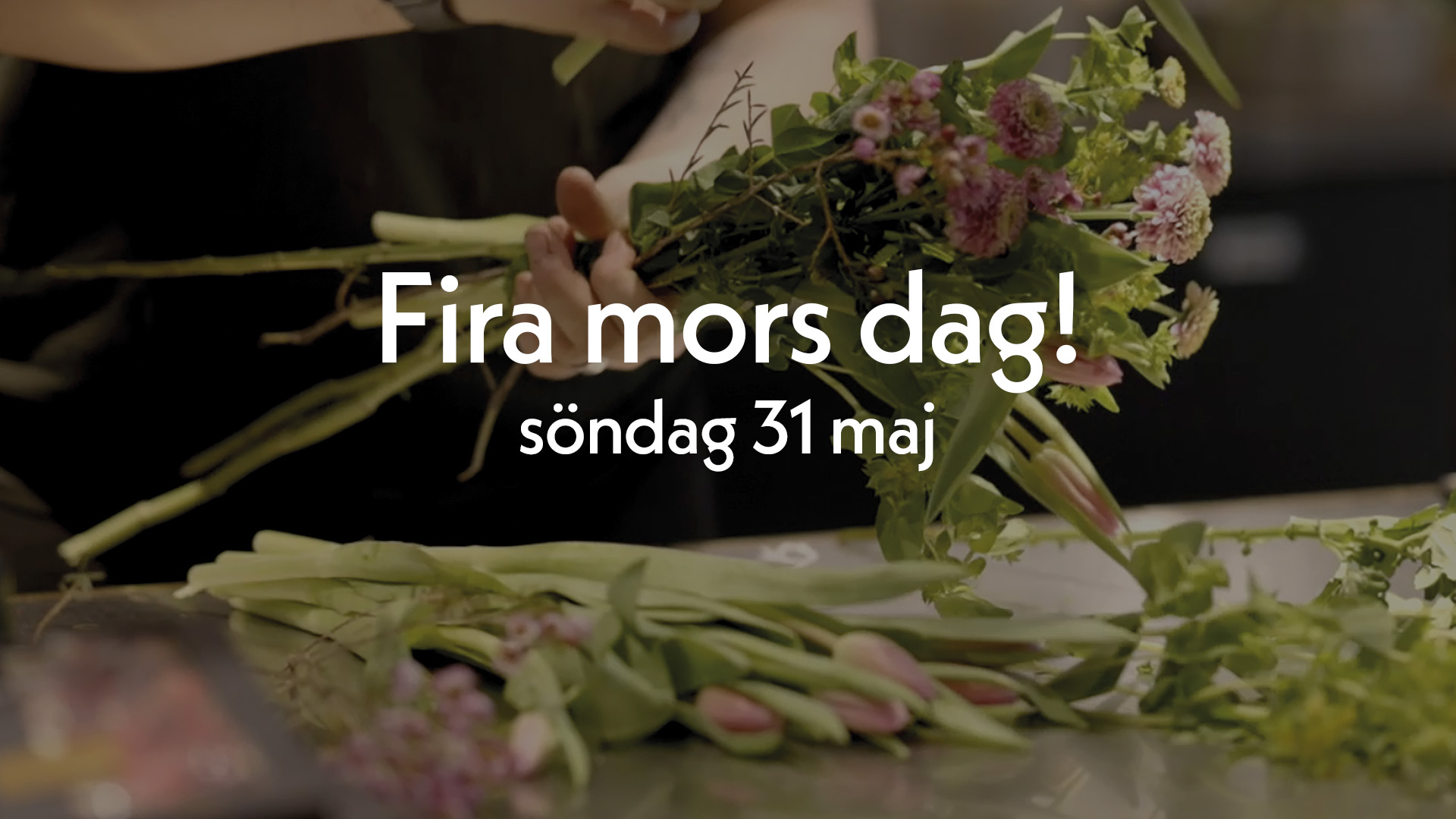 En kvinna binder en blombukett. Det står Fira mors dag! söndag 31 maj