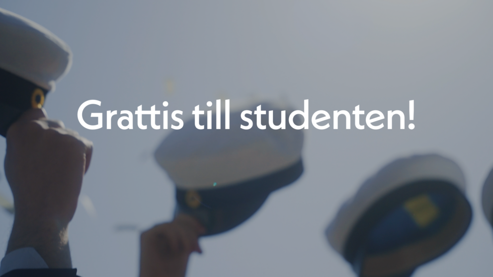 Tre händer sträcker upp varsin studentmössa och texten Grattis till studenten! står framför i vitt