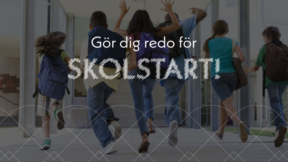 Bran springer I en korridor. Framför står texten Gör dig redo för SKOLSTART