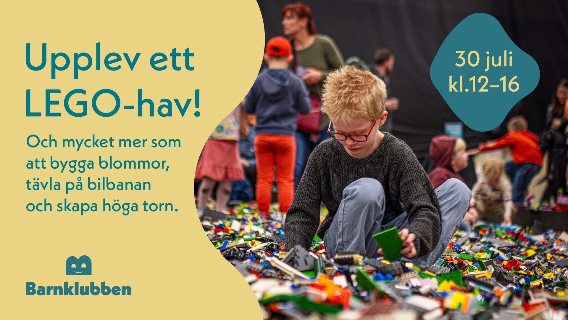 En pojke leker med LEGO