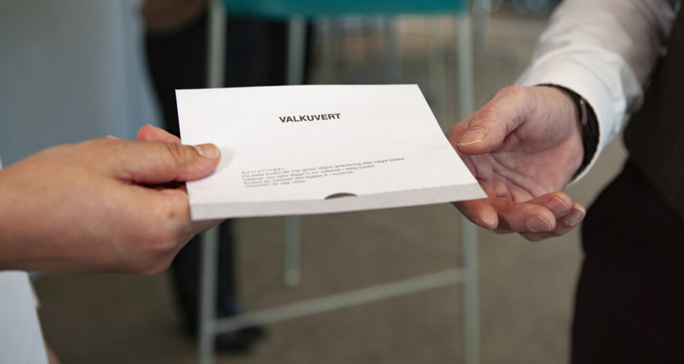 Två händer och ett valkuvert