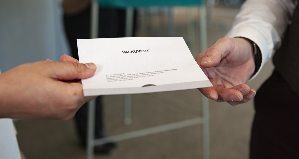 Två händer och ett valkuvert