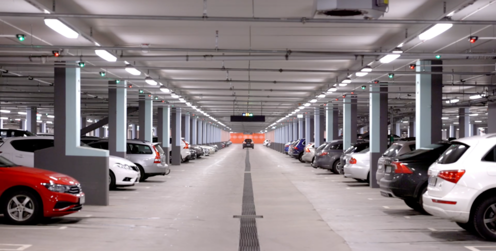 Garage med bilar parkerade